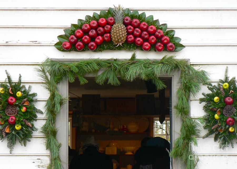 Colonial Williamsburg Yuletide Decorations Photograph by Jean Wright