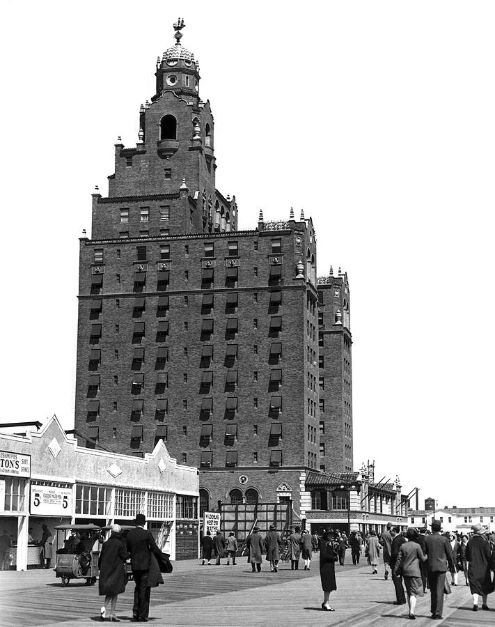 Coney Island Half Moon Hotel Photograph by Underwood Archives