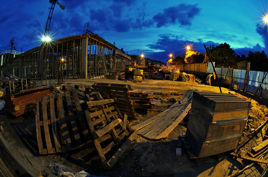 [Obrazek: construction-site-at-night-jaroslaw-grudzinski.jpg]