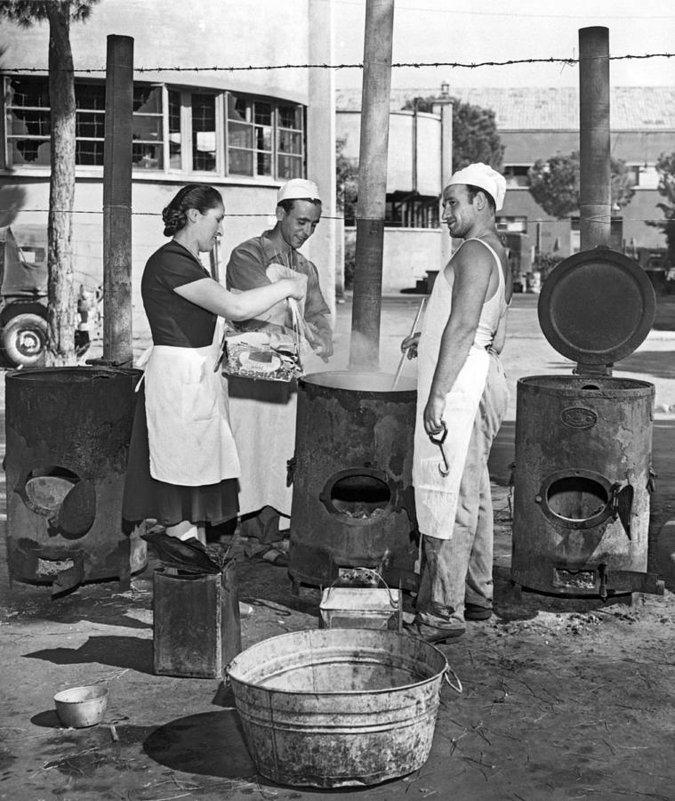Cooking Pasta In Cinecitta Photograph by Underwood Archives