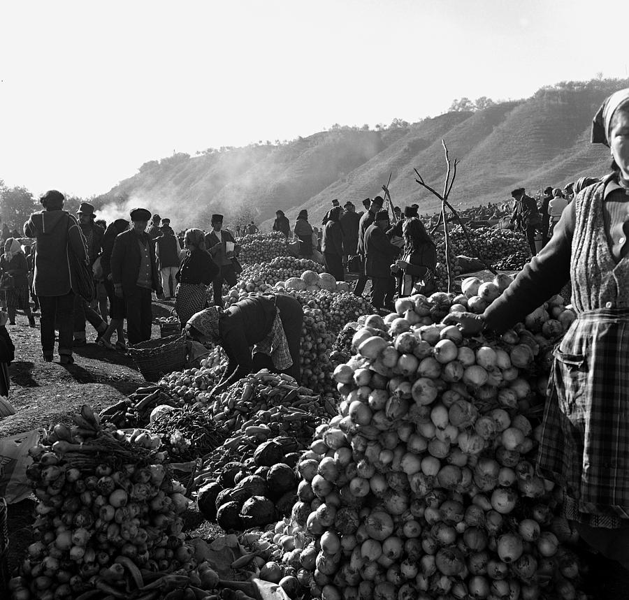 Countryside market Photograph by Emanuel Tanjala