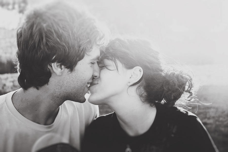 Couple kissing Photograph by Raquel Mallén Photography.