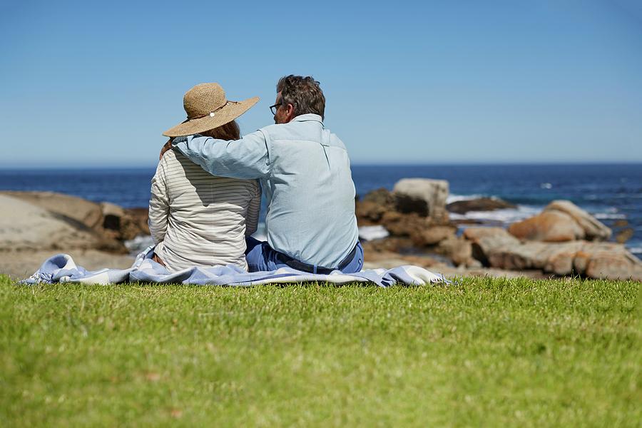 Couple On Picnic Blanket Photograph by Science Photo Library