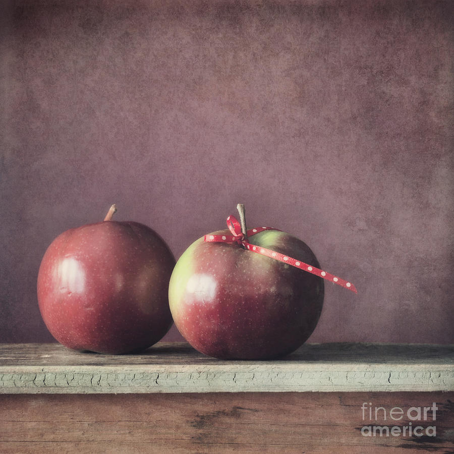 Apple Photograph - Couple by Priska Wettstein