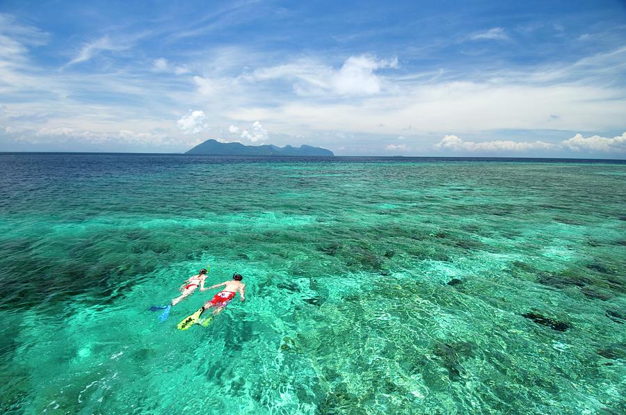 Couple Snorkelling Over A Reef Photograph by Scubazoo/science Photo ...