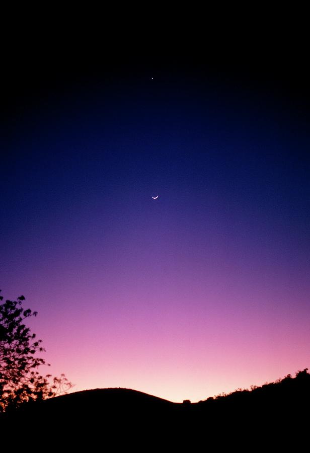 Crescent Moon At Twilight Photograph by Hencoup Enterprises/science Photo Library