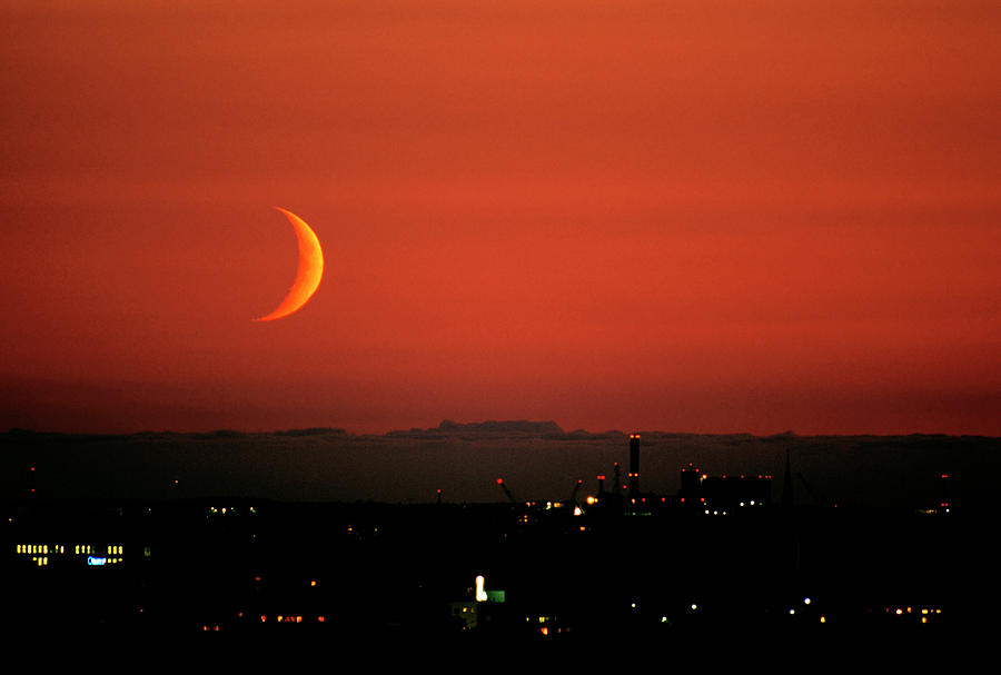 Crescent Moon Photograph by Pekka Parviainen/science Photo Library