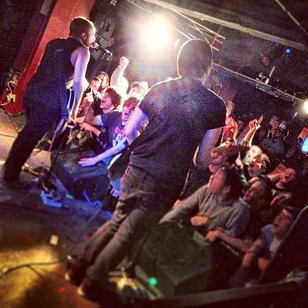 Crowd Going Strong For #themenzingers @ Photograph by Aaron Vaughan