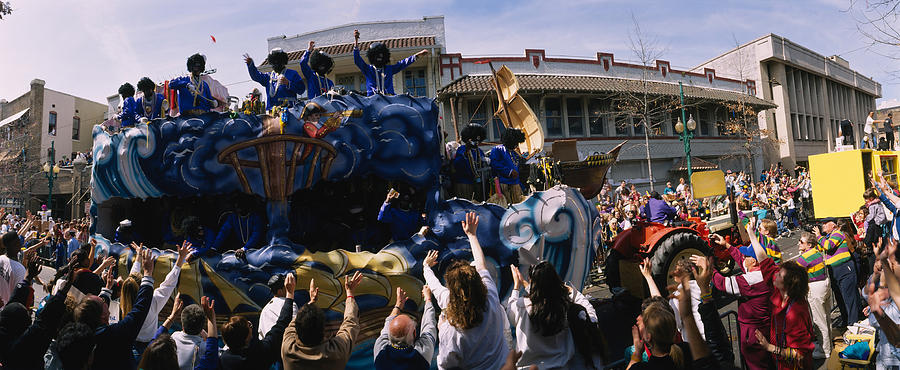 mardi gras crowd numbers