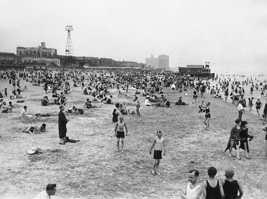 Crowds Jam Chicago Beaches Photograph by Underwood Archives