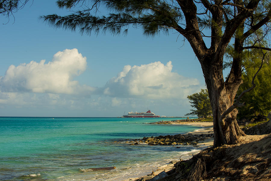 Cruise Bimini Photograph by Kevin Cable
