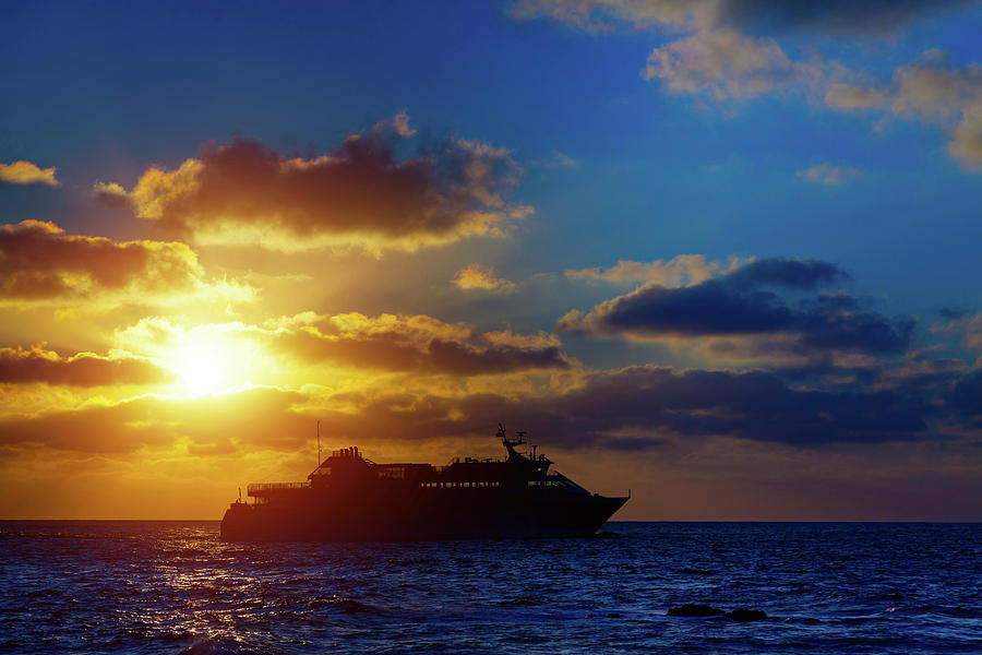 Sunset Photograph - Cruise Liner At Sunset by Wladimir Bulgar/science Photo Library