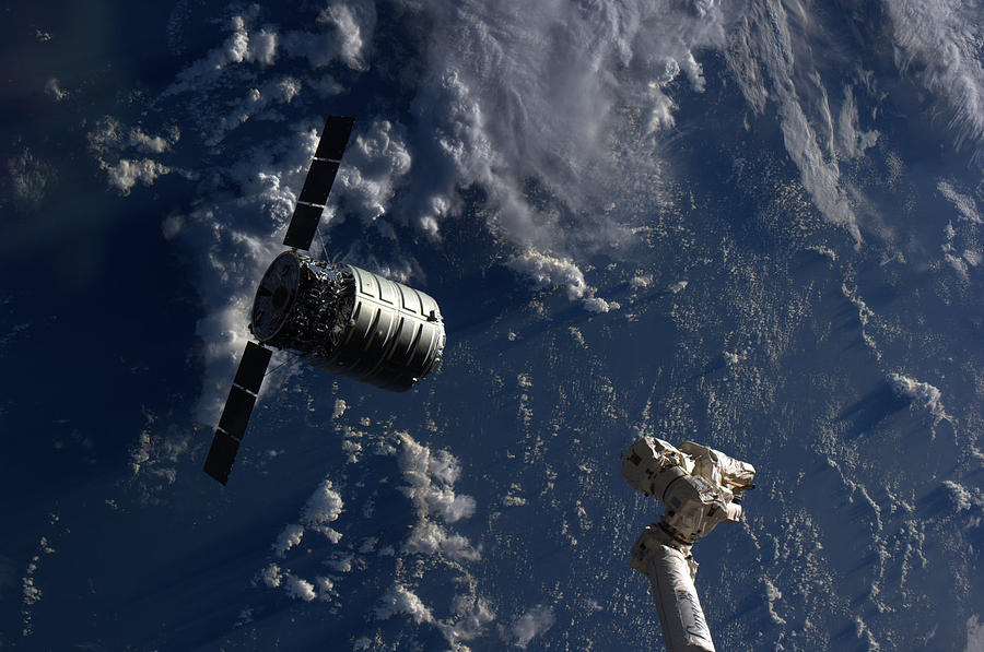 Cygnus Approaching Iss Photograph by Science Source