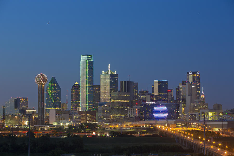 Dallas Skyline Photograph - Dallas Skyline Images 612-2 by Rob Greebon