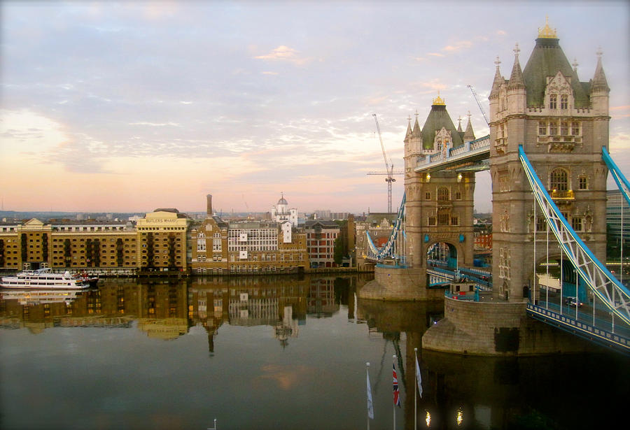 London Photograph - Dawn on the Thames by JBDSGND OsoPorto