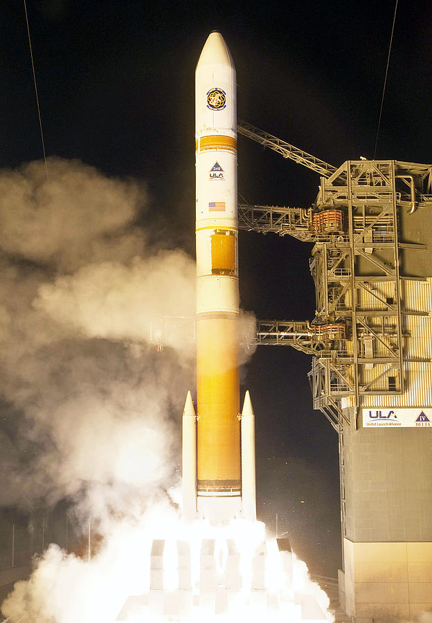 Delta Iv Rocket Taking Off Photograph by Science Source