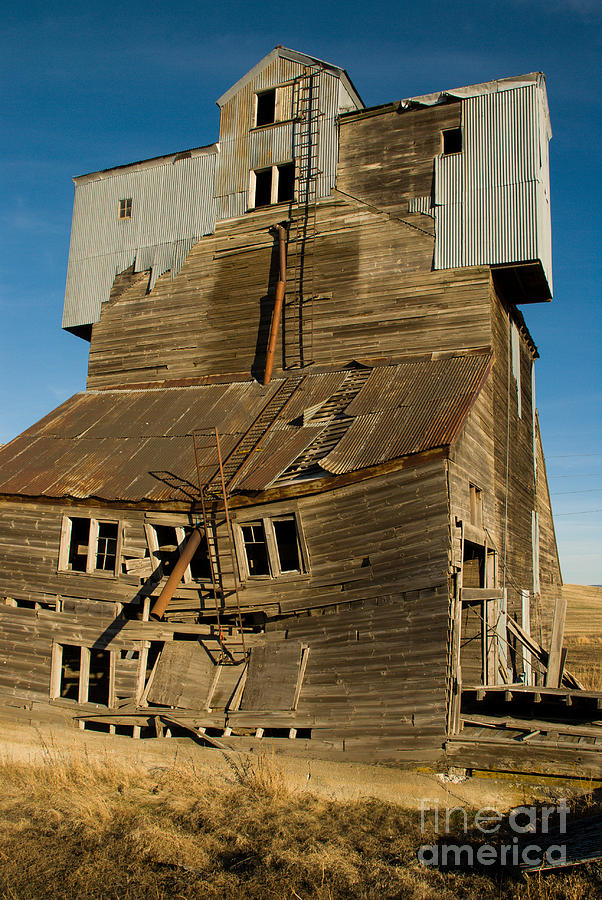 Architecture Photograph - Derelict old Grain Elevator near Pullman Washington by Robert Ford
