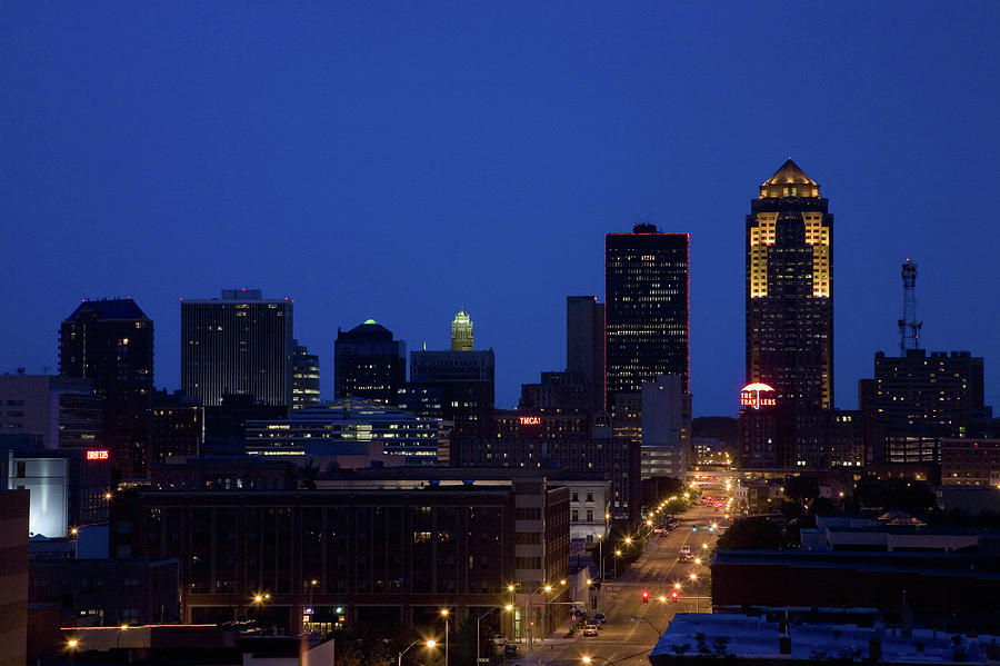 Des Moines, Iowa Skyline At Dusk Photograph by Panoramic Images - Fine ...