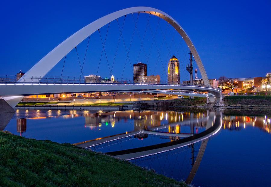 Des Moines Skyline Photograph by Ray Van Gundy