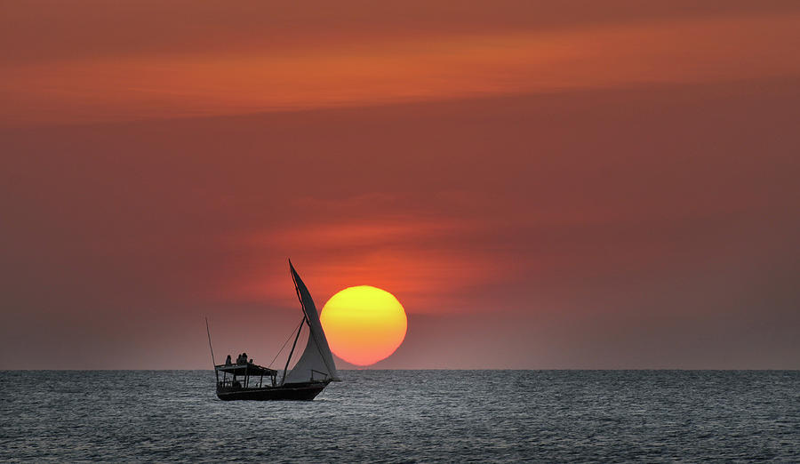 Dhow At Sunset Photograph by Ignacio Palacios