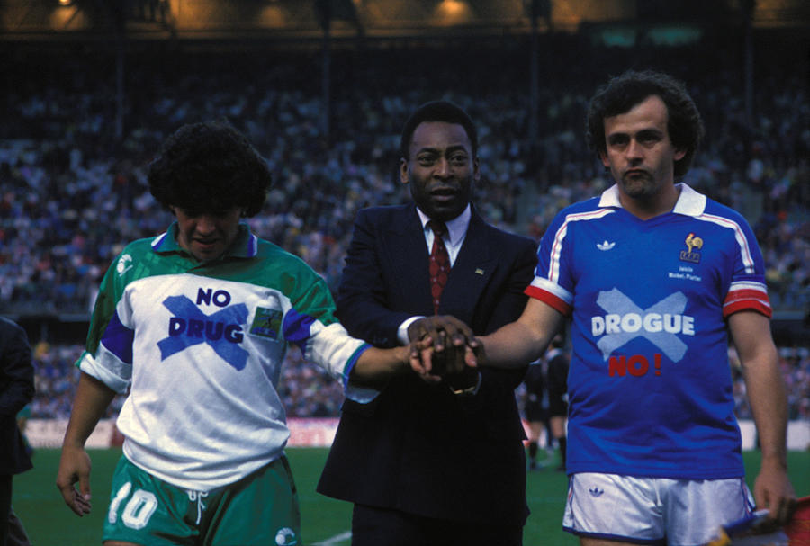 Diego Maradona, Pelé et Michel Platini en 1988 Photograph by Georges MERILLON