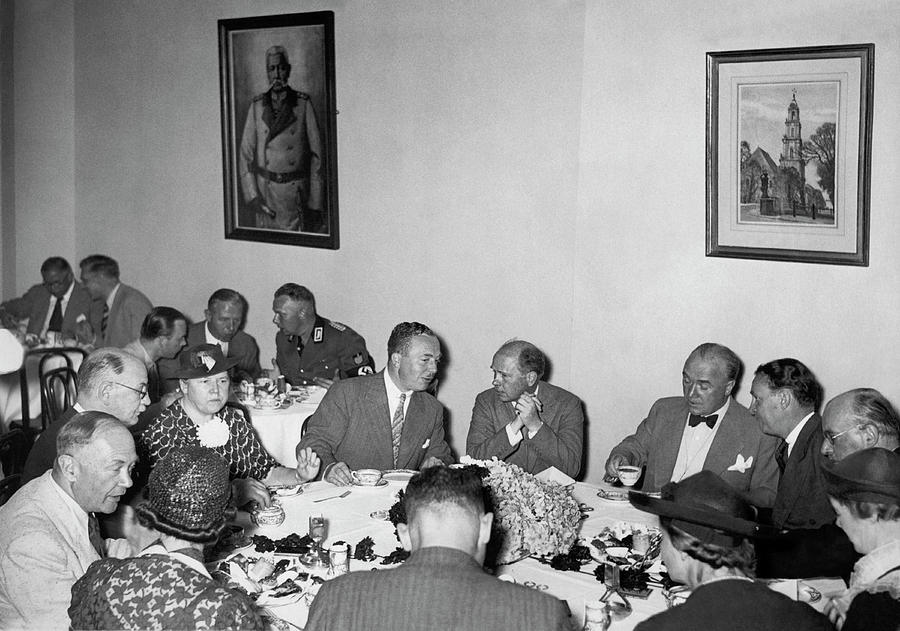 Dining In Berlin Photograph by Underwood Archives