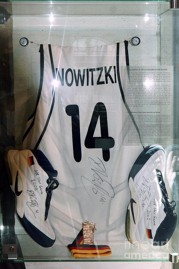 Basketball Photograph - Dirk Nowitzki exhibits by Rudi Prott