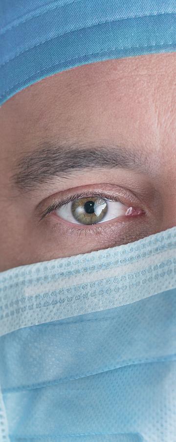 Surgeon wearing plastic face mask - Stock Image - M550/0408 - Science Photo  Library