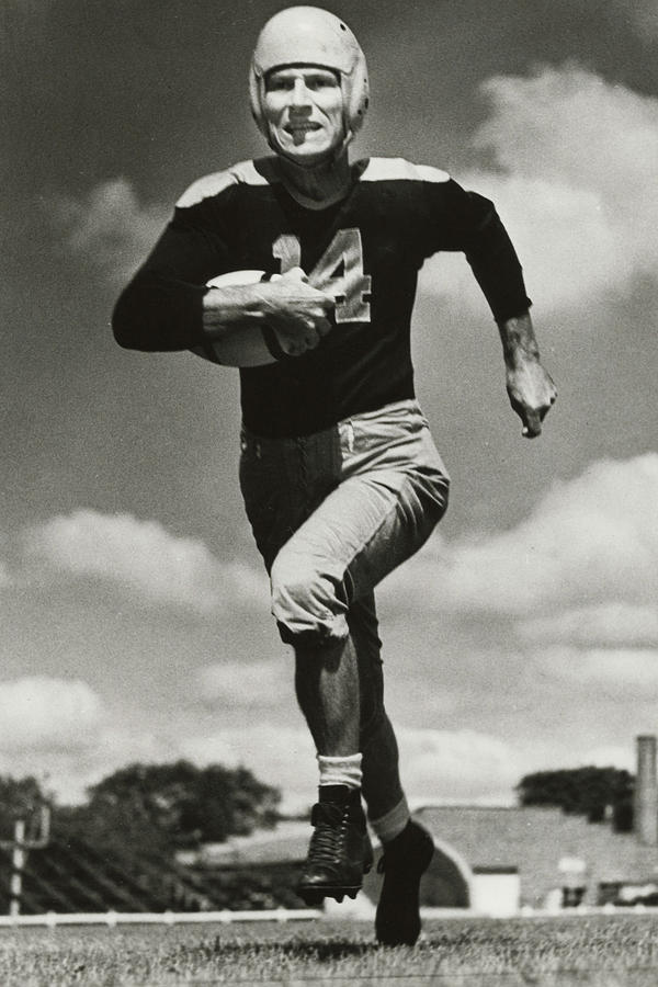 Football Photograph - Don Hutson running by Gianfranco Weiss