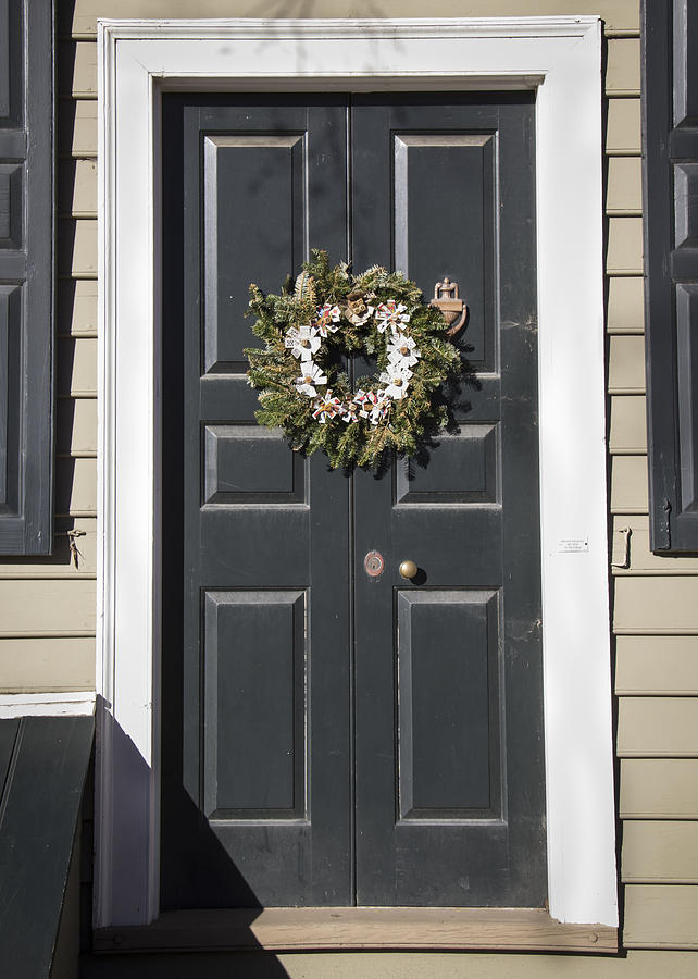 Christmas Photograph - Doors of Williamsburg 25 by Teresa Mucha