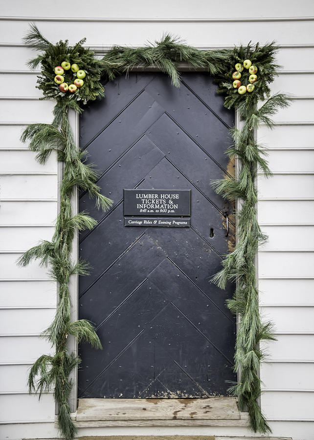 Christmas Photograph - Doors of Williamsburg 37 by Teresa Mucha