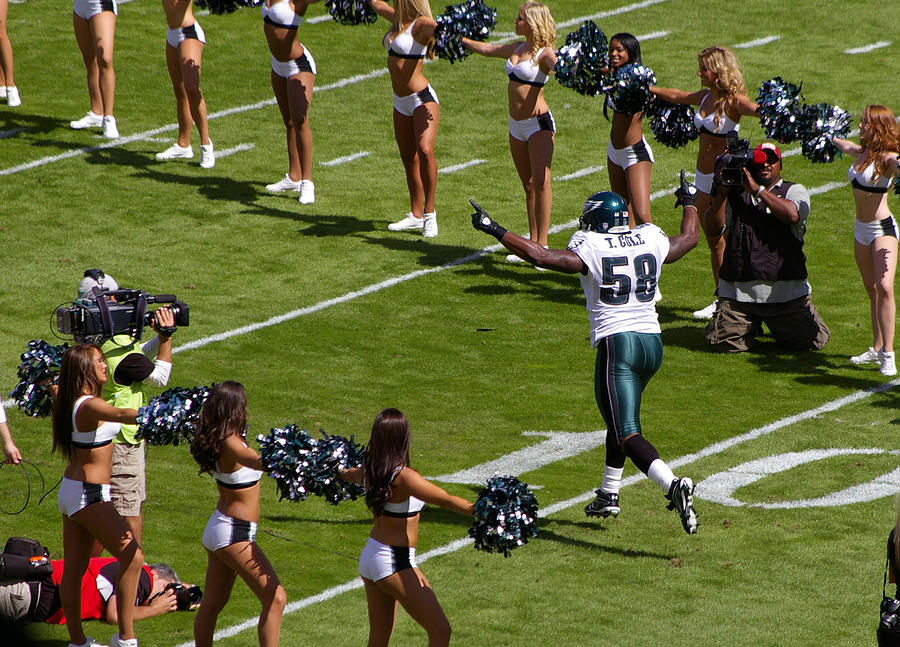 Eagles Trent Cole Photograph by Greg Graham