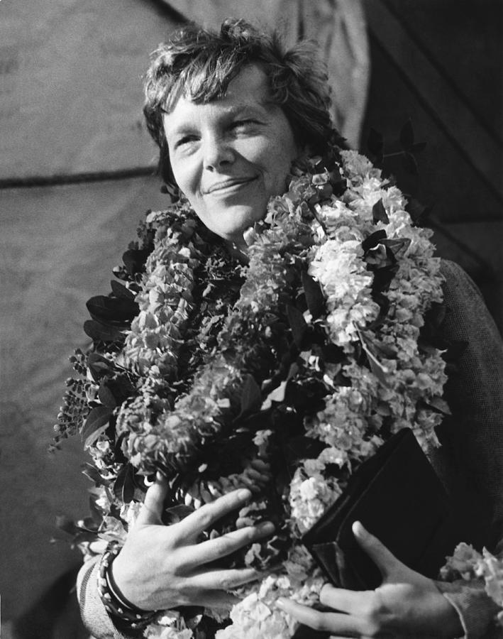 Earhart Arrives In Hawaii Photograph by Underwood Archives