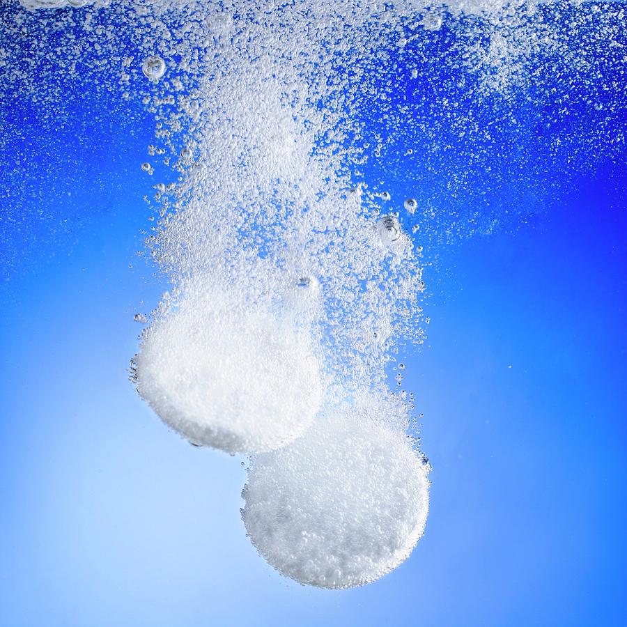 Effervescent Tablets In Water Photograph by Science Photo Library
