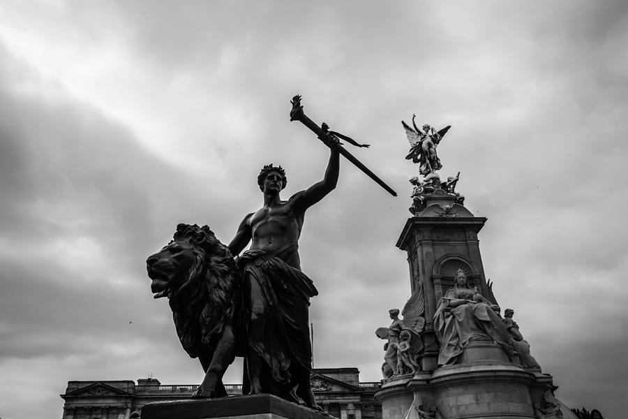 El domador de leones Photograph by Daniel Vazquez - Pixels