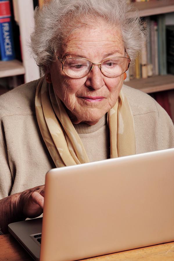 Elderly Lady Using A Laptop Photograph by Mauro Fermariello/science ...