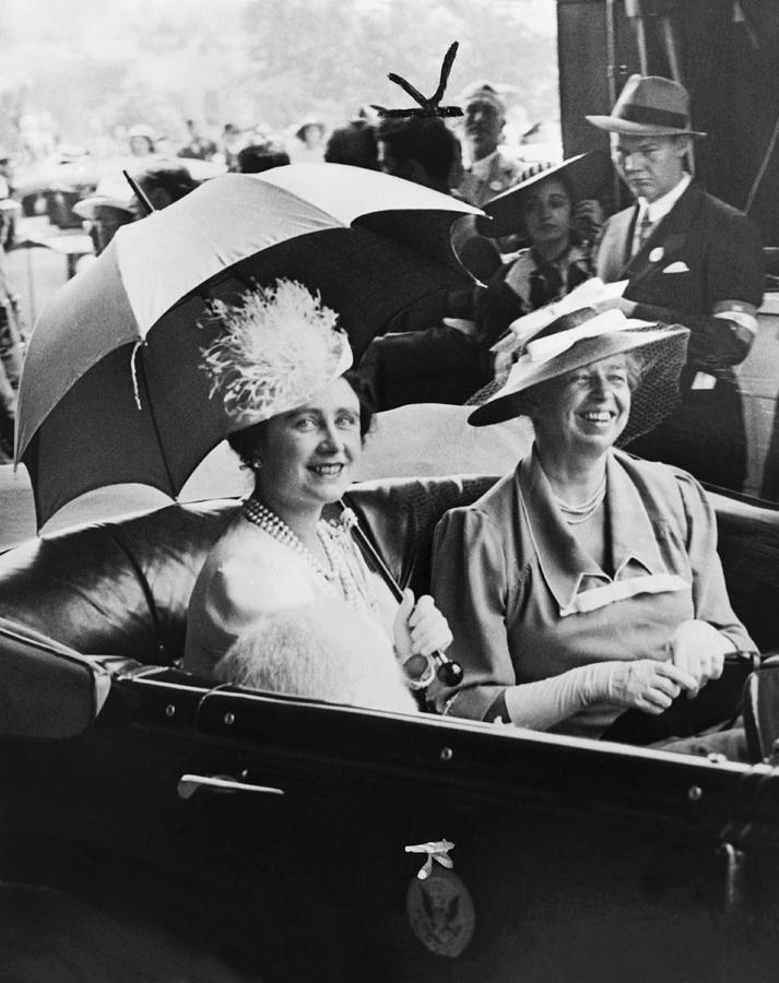 Eleanor Roosevelt & The Queen Photograph by Underwood Archives