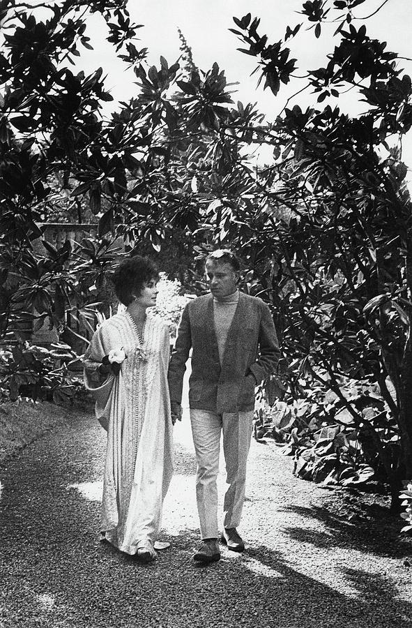 Elizabeth Taylor And Richard Burton In La Photograph by Henry Clarke