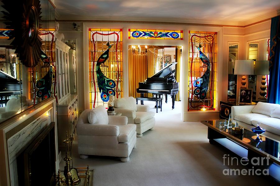 Elvis Presleys Living Room Photograph by Carlos Diaz