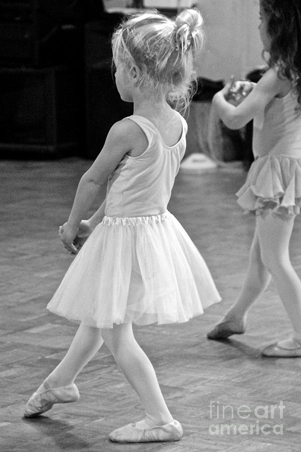 Black And White Photograph - En Pointe by Suzanne Oesterling