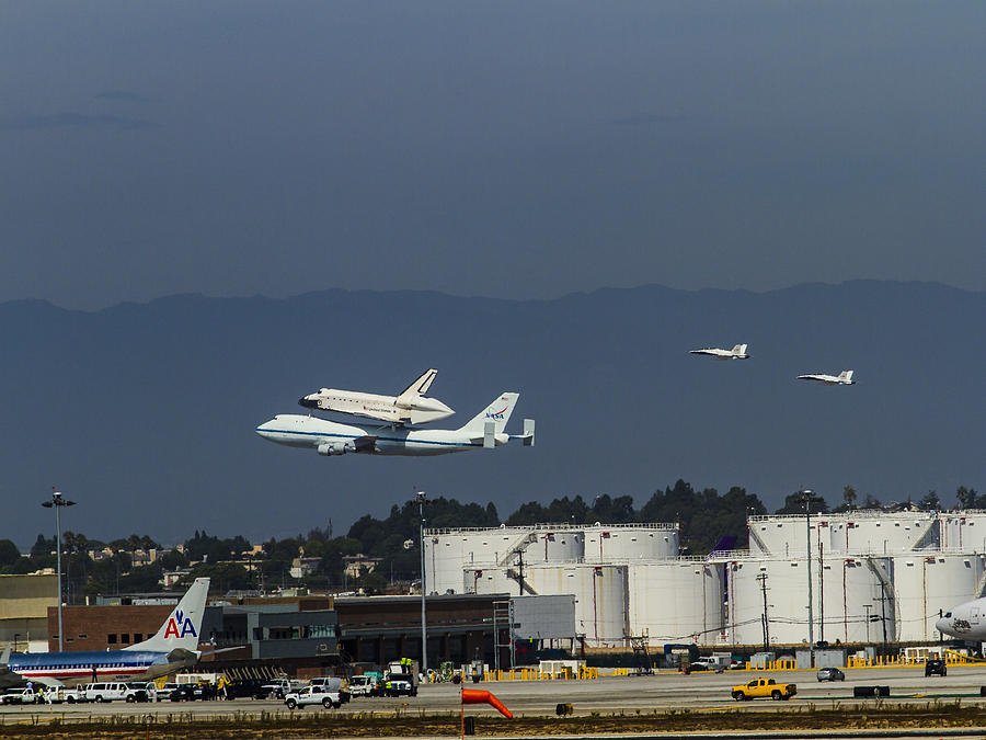 Endeavor foies first of two Flyovers over LAX Photograph by Denise Dube