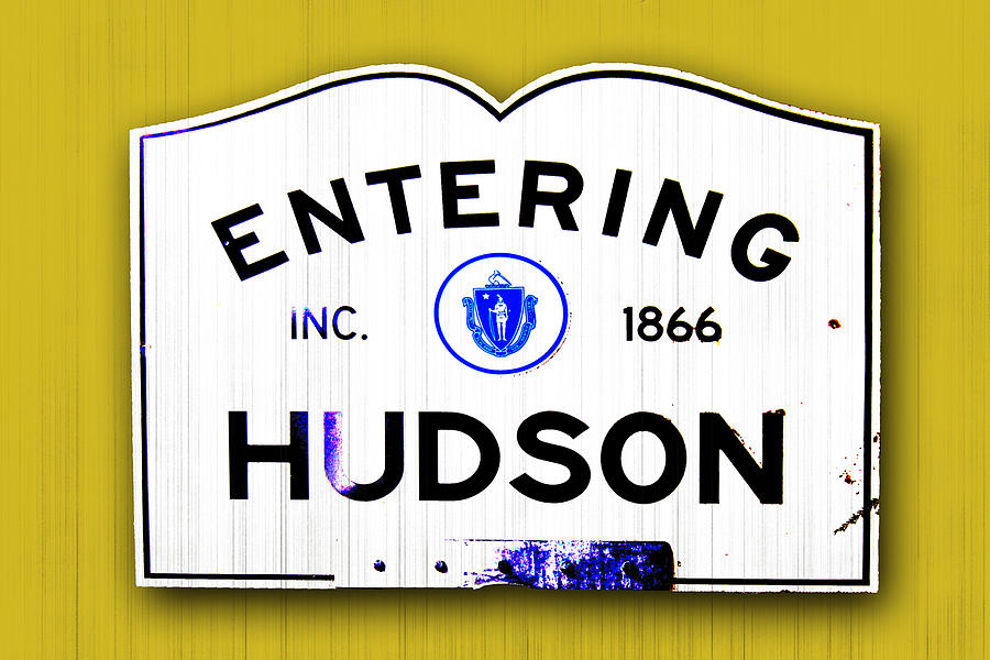 huson chat Hudson was born in los angeles, california, the daughter of academy award-winning actress goldie hawn and bill hudson, an actor, comedian, and musician her parents divorced when she was 18. huson chat Hudson was born in los angeles, california, the daughter of academy award-winning actress goldie hawn and bill hudson, an actor, comedian, and musician her parents divorced when she was 18.