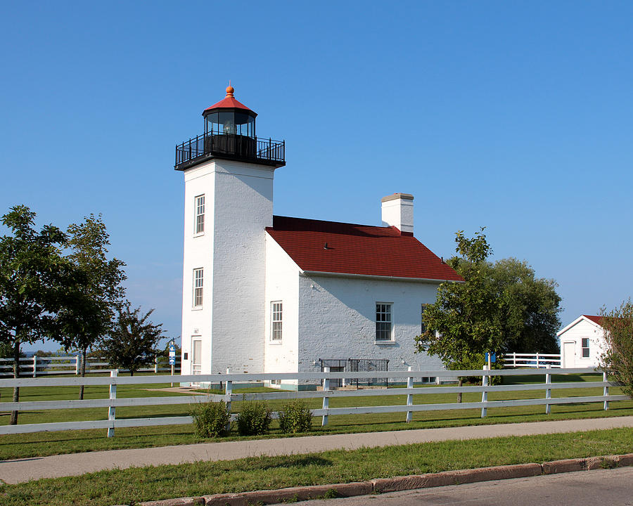 Escanaba Lighthouse Photograph by George Jones