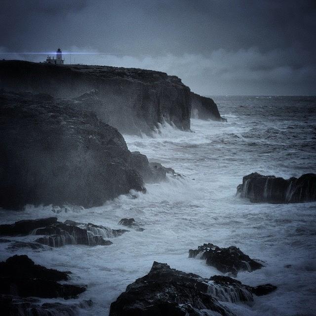 Eshaness Lighthouse Photograph - Eshaness Lighthouse Shetland by Phil Tomlinson
