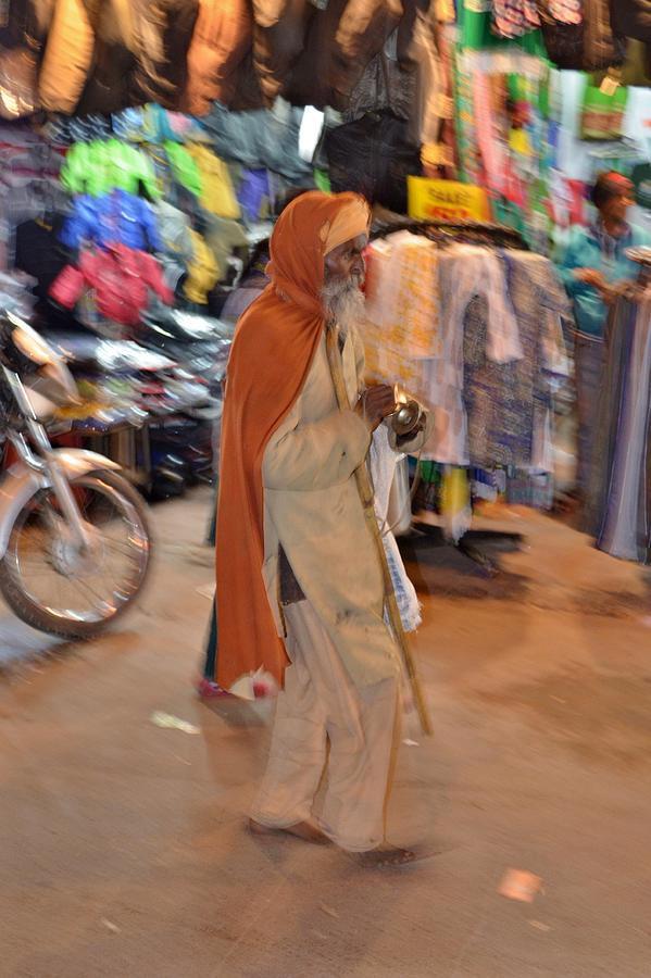 Evening Devotionals - Pahar Ghanj Market - New Delhi Photograph by Kim Bemis