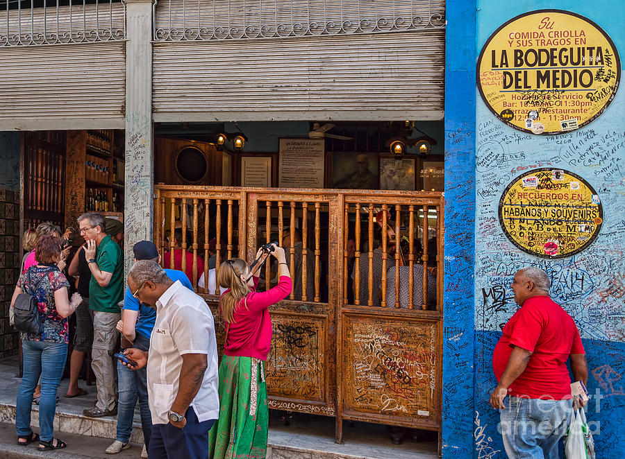 La Bodeguita in Havana - Good Time For All At Hemmingway Bar Photograph by Les Palenik