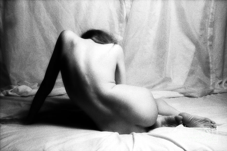 Nude Photograph - Eves Back While Leaning by Lindsay Garrett
