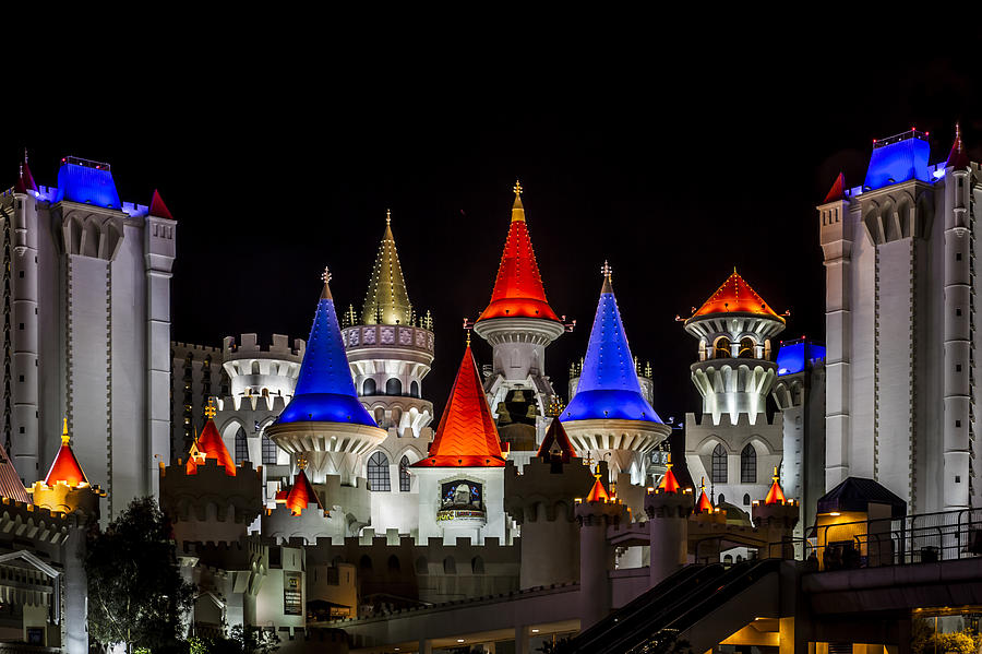 Sombras em Nevriande - ON Excalibur-at-night-las-vegas-eduard-moldoveanu