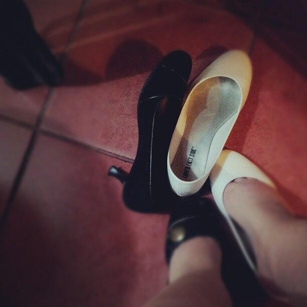 Zapatos Photograph - Faltan #5palas12 Y Yo Me Cambio Los by Norah Elena  Borrero