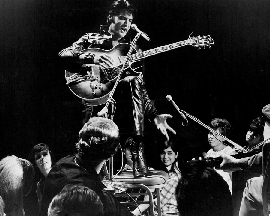 Elvis Presley Photograph - Fans Surround Elvis Presley by Retro Images Archive